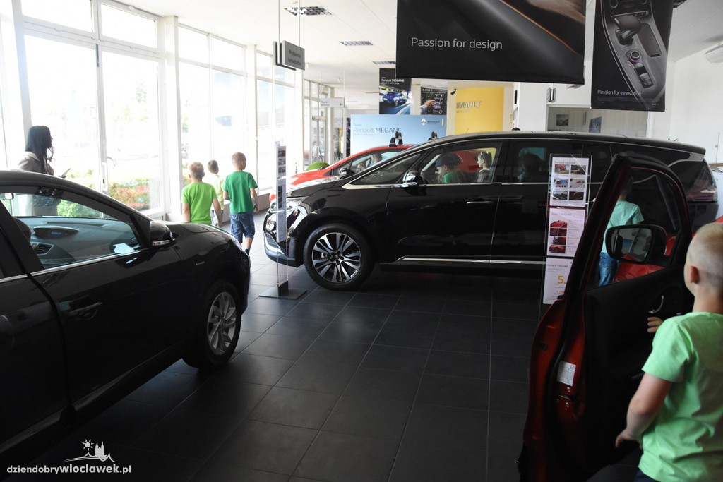 Dzieci w salonie Renault