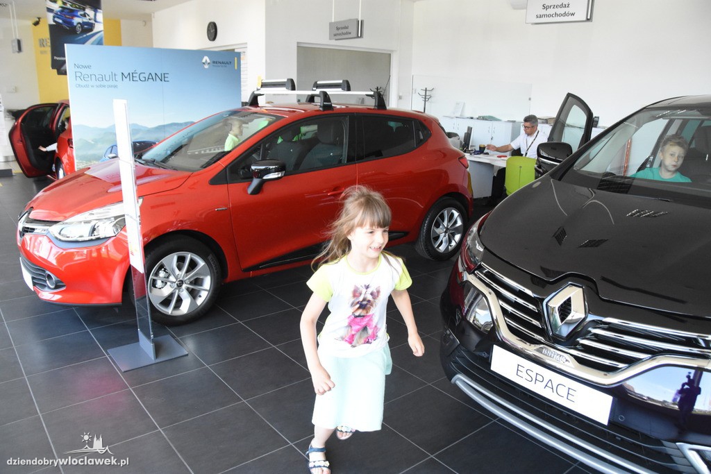 Dzieci w salonie Renault