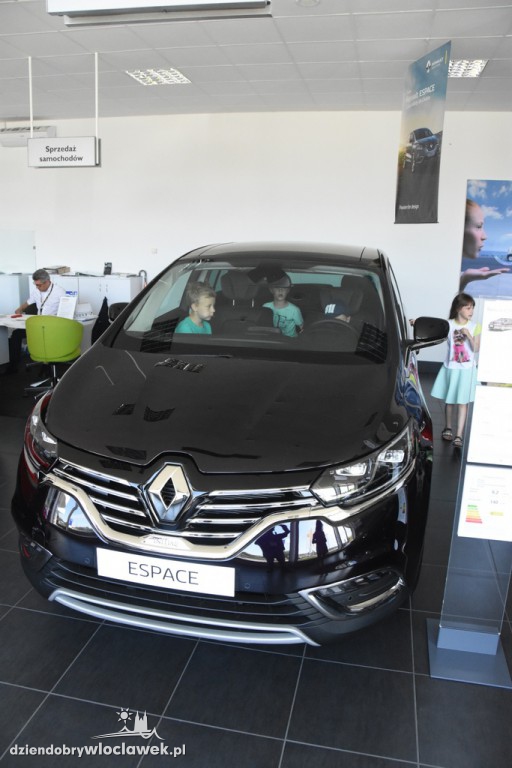 Dzieci w salonie Renault