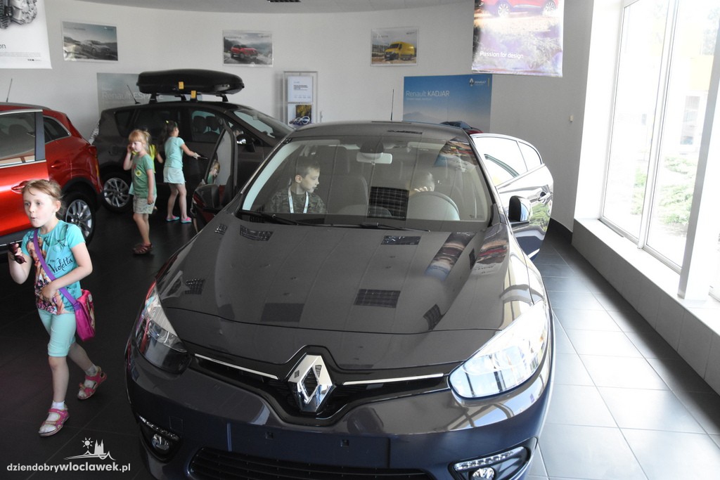 Dzieci w salonie Renault