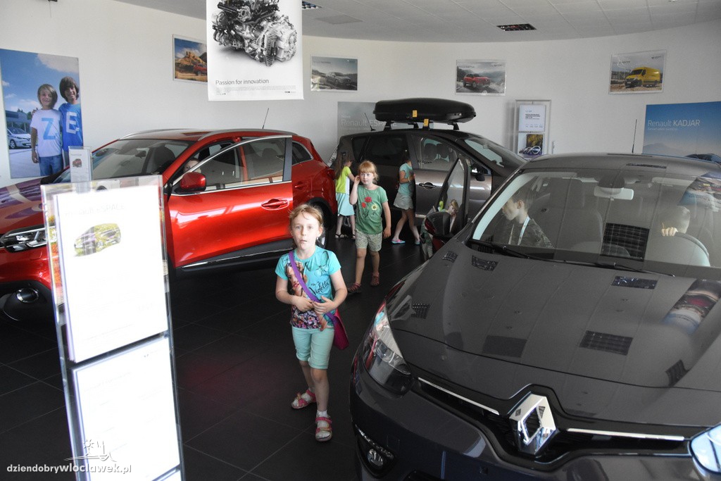 Dzieci w salonie Renault