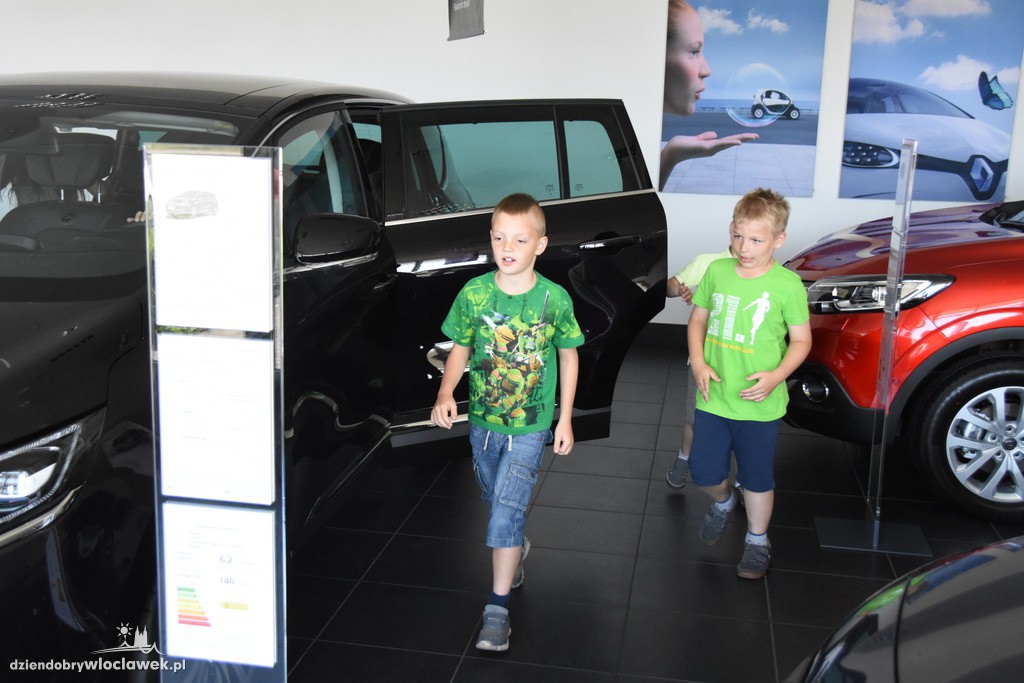 Dzieci w salonie Renault
