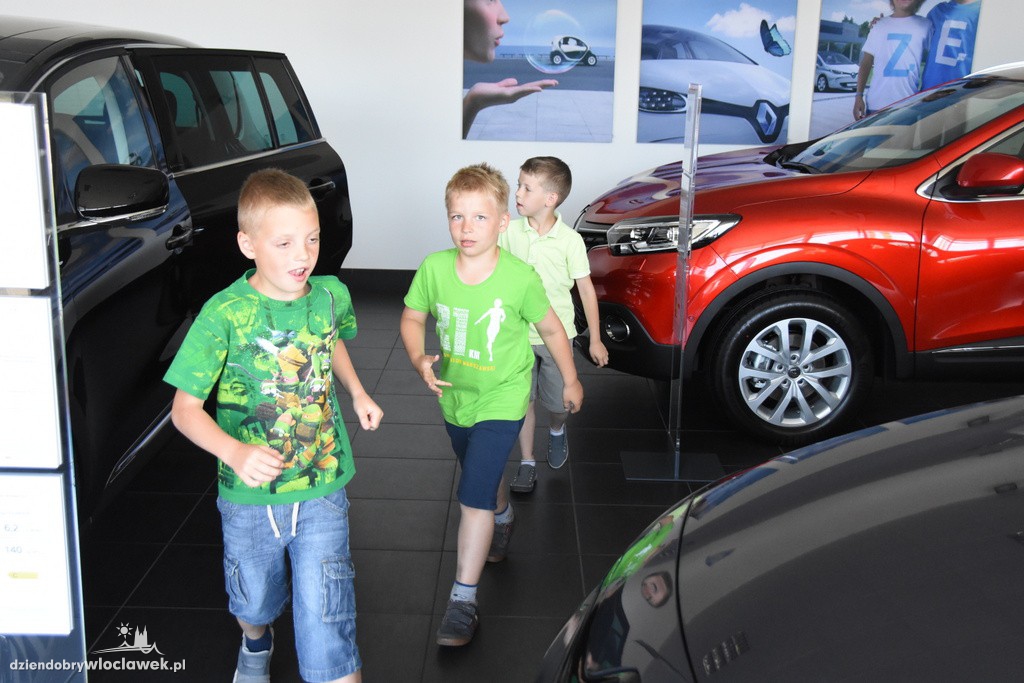 Dzieci w salonie Renault