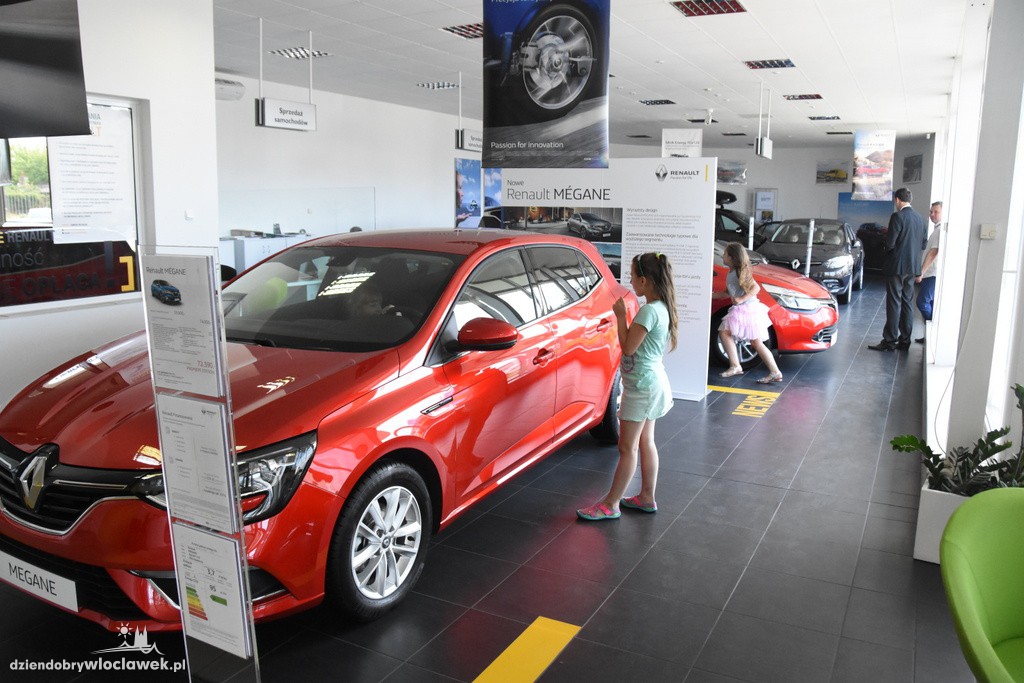 Dzieci w salonie Renault
