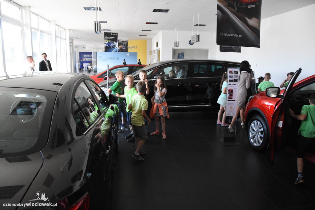 Dzieci w salonie Renault