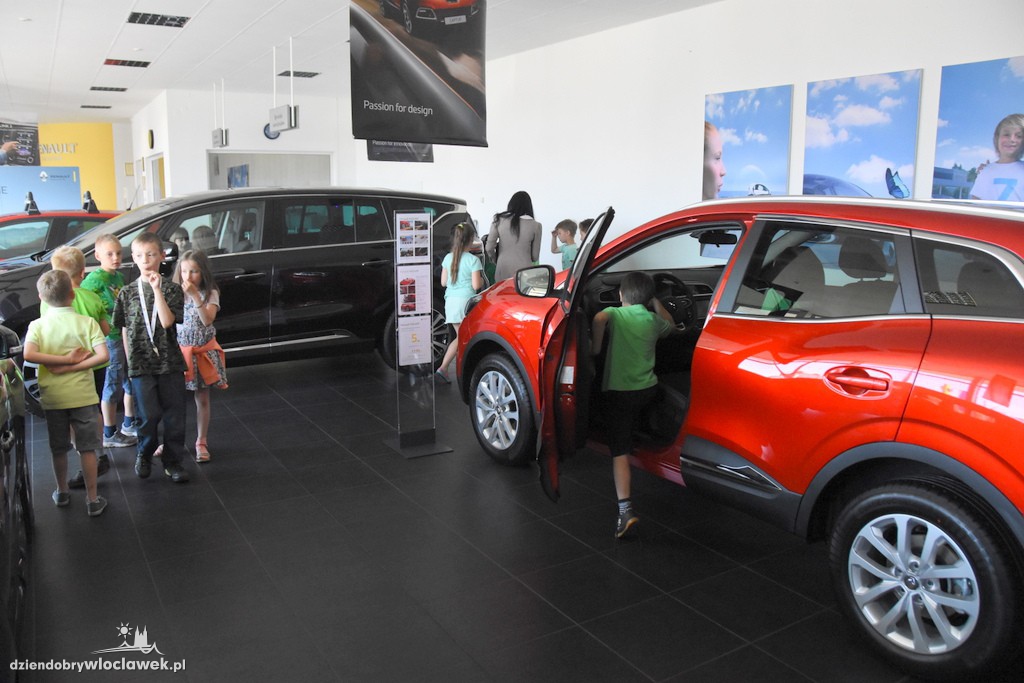 Dzieci w salonie Renault
