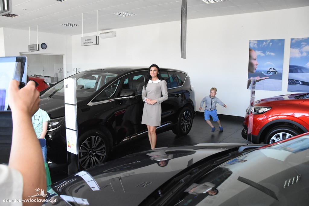 Dzieci w salonie Renault