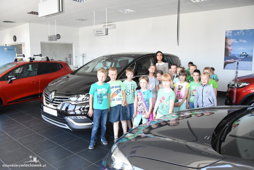 Dzieci w salonie Renault