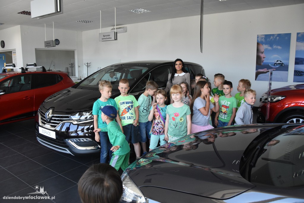Dzieci w salonie Renault