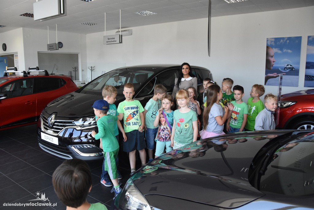 Dzieci w salonie Renault
