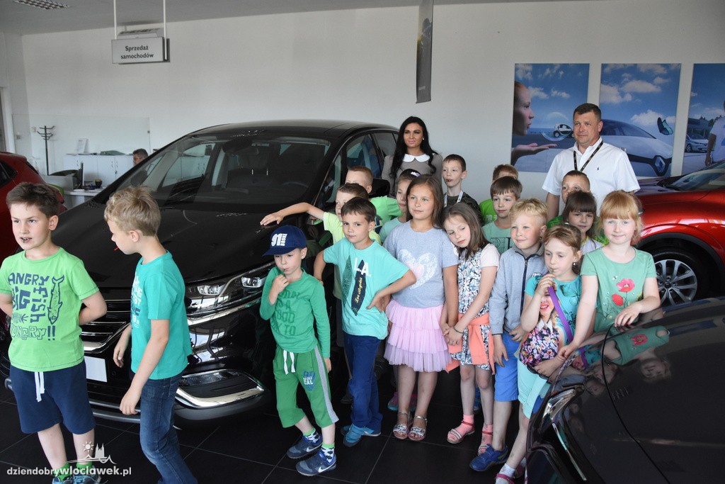 Dzieci w salonie Renault