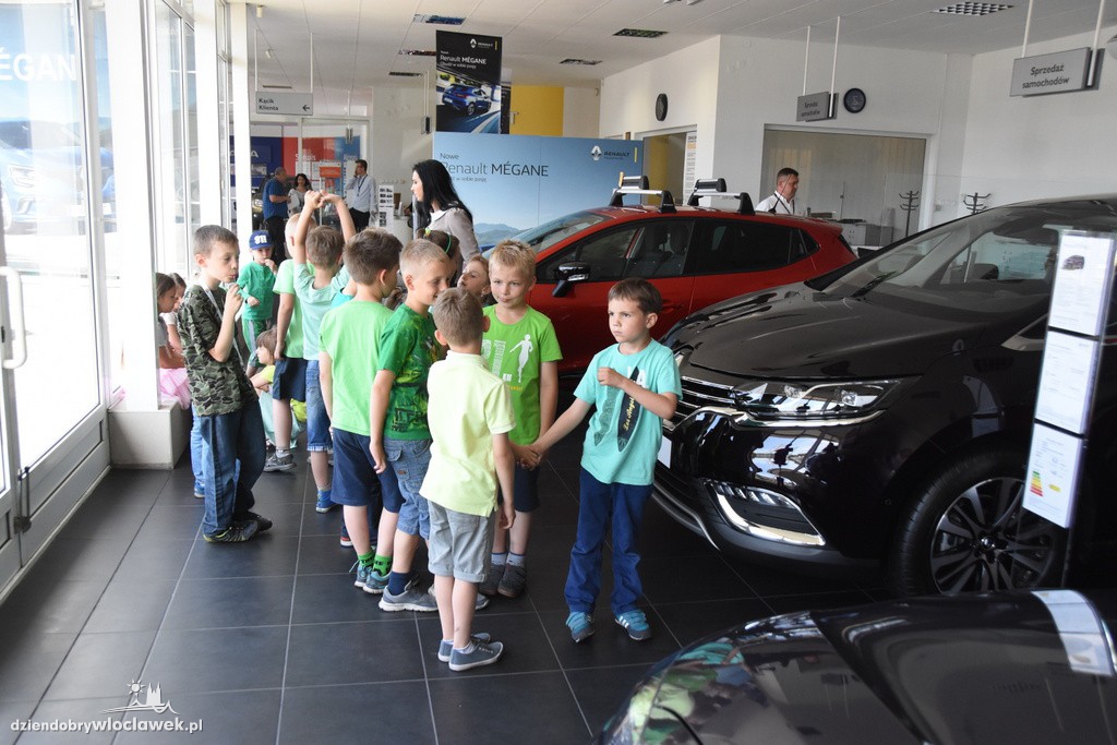 Dzieci w salonie Renault