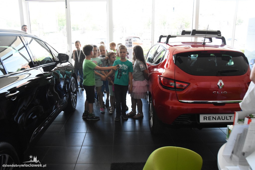 Dzieci w salonie Renault