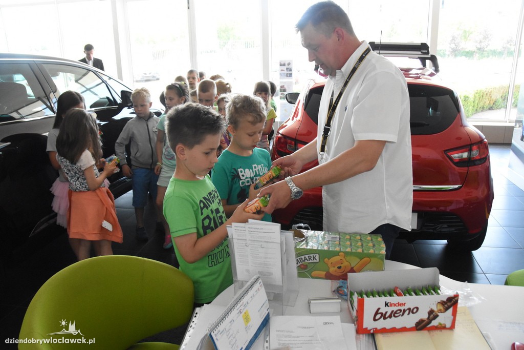 Dzieci w salonie Renault