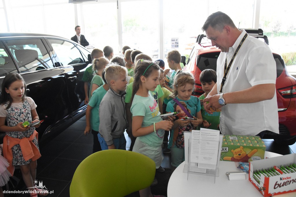 Dzieci w salonie Renault