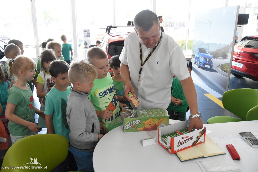 Dzieci w salonie Renault