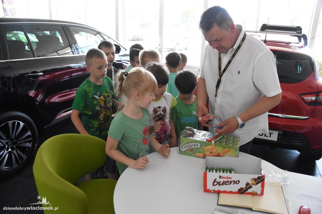 Dzieci w salonie Renault