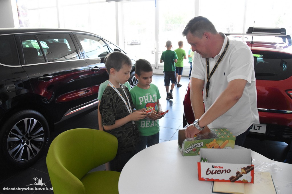 Dzieci w salonie Renault