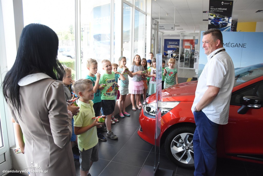 Dzieci w salonie Renault