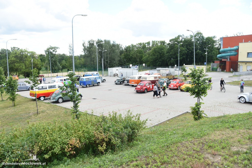 Zlot Garbusów piknik przy basenie