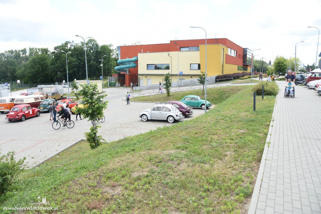 Zlot Garbusów piknik przy basenie