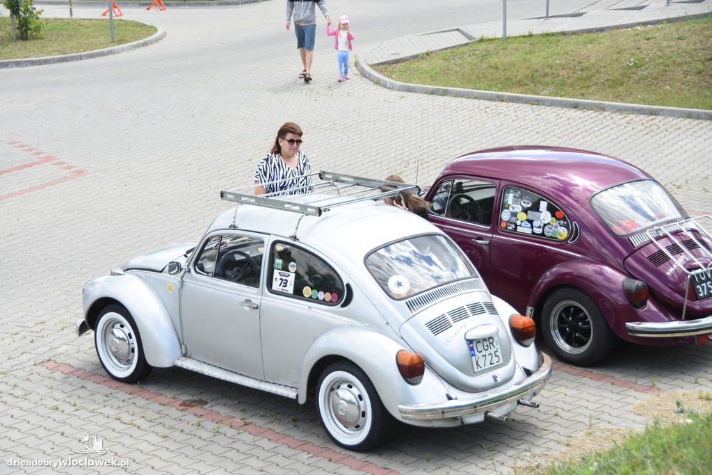 Zlot Garbusów piknik przy basenie
