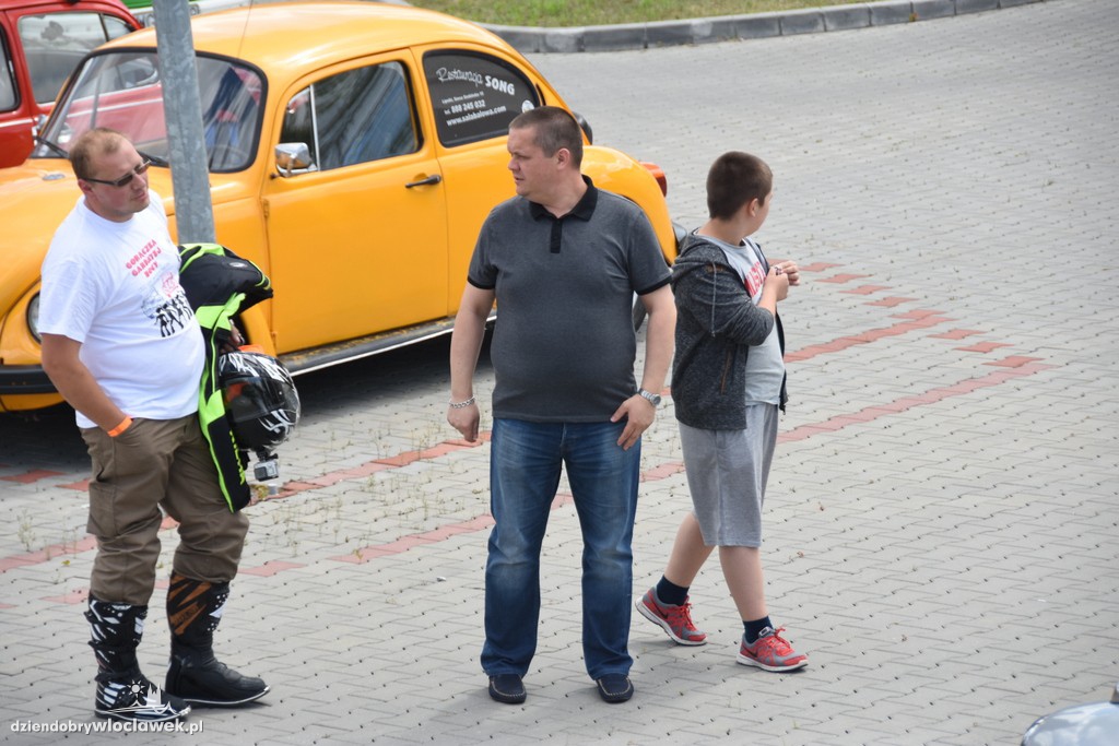 Zlot Garbusów piknik przy basenie