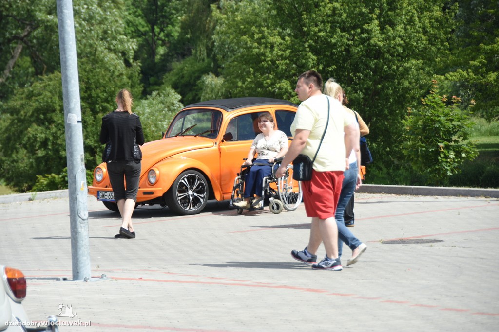 Zlot Garbusów piknik przy basenie