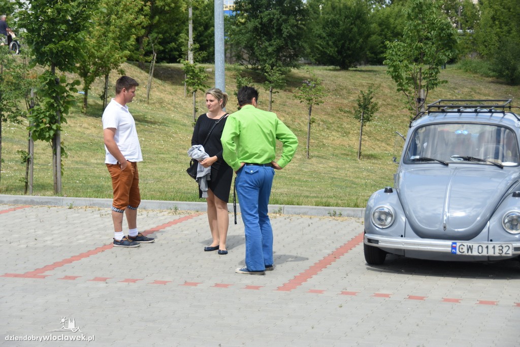 Zlot Garbusów piknik przy basenie