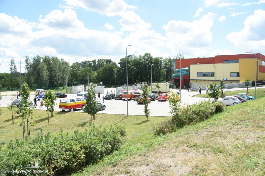 Zlot Garbusów piknik przy basenie