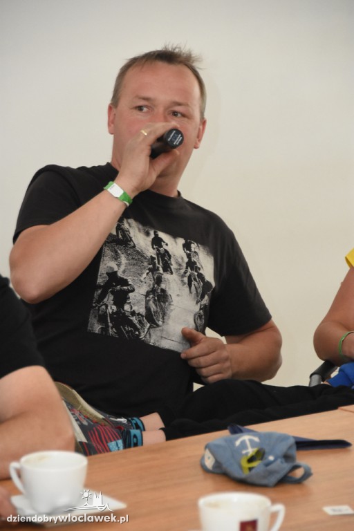 Zlot Garbusów karaoke na przystani
