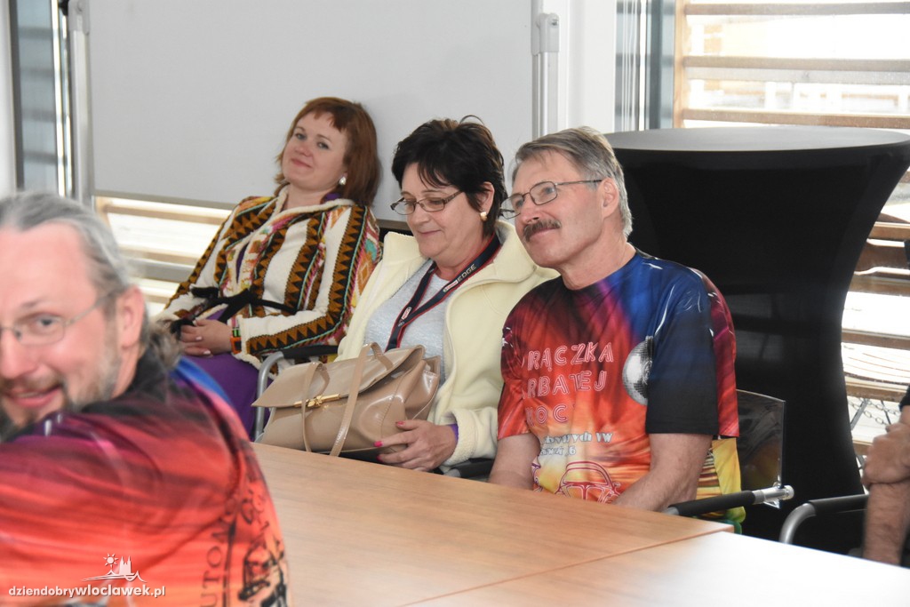 Zlot Garbusów karaoke na przystani