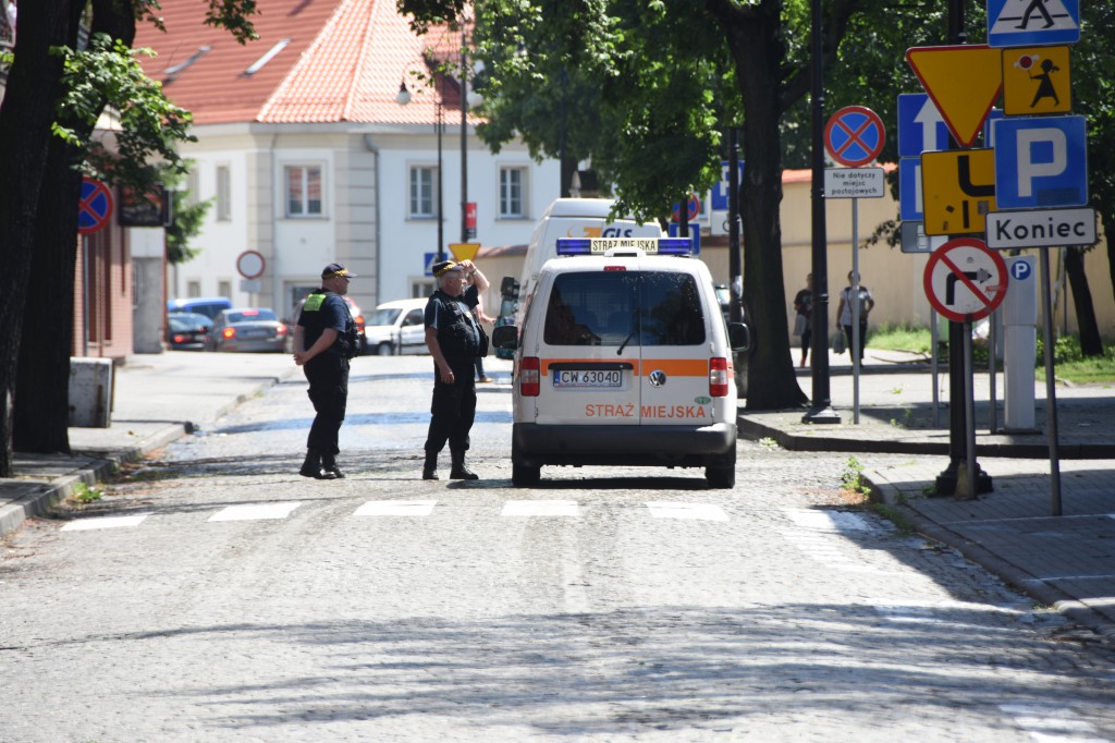 Powalone drzewa uszkodziły auta
