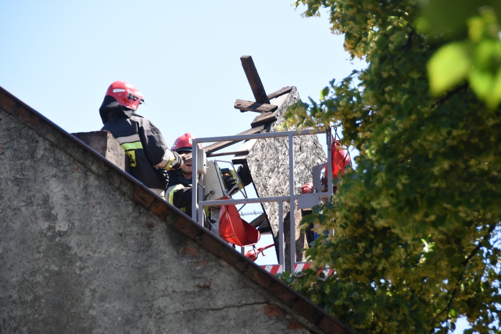Powalone drzewa uszkodziły auta