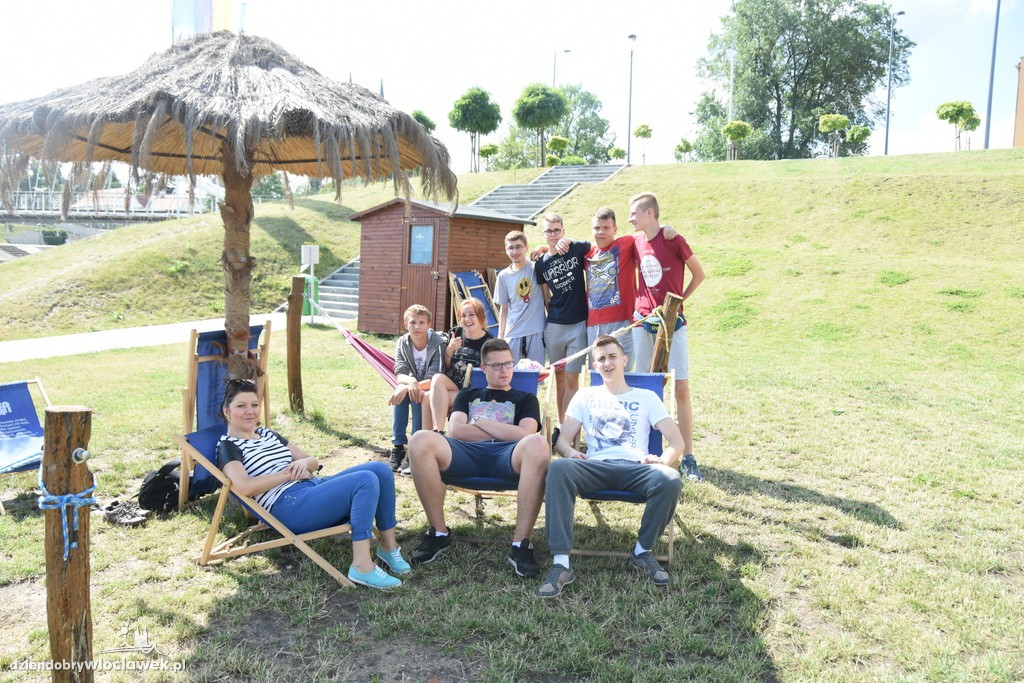 Uczniowie LO ABiS na pikniku na przystani
