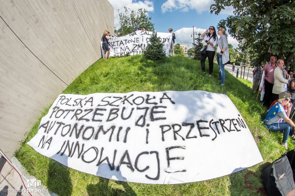 Protest nauczycieli w Toruniu