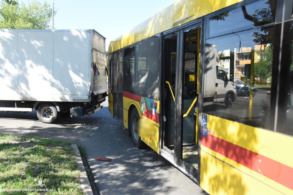 Kolizja autobusu MPK i auta dostawczego