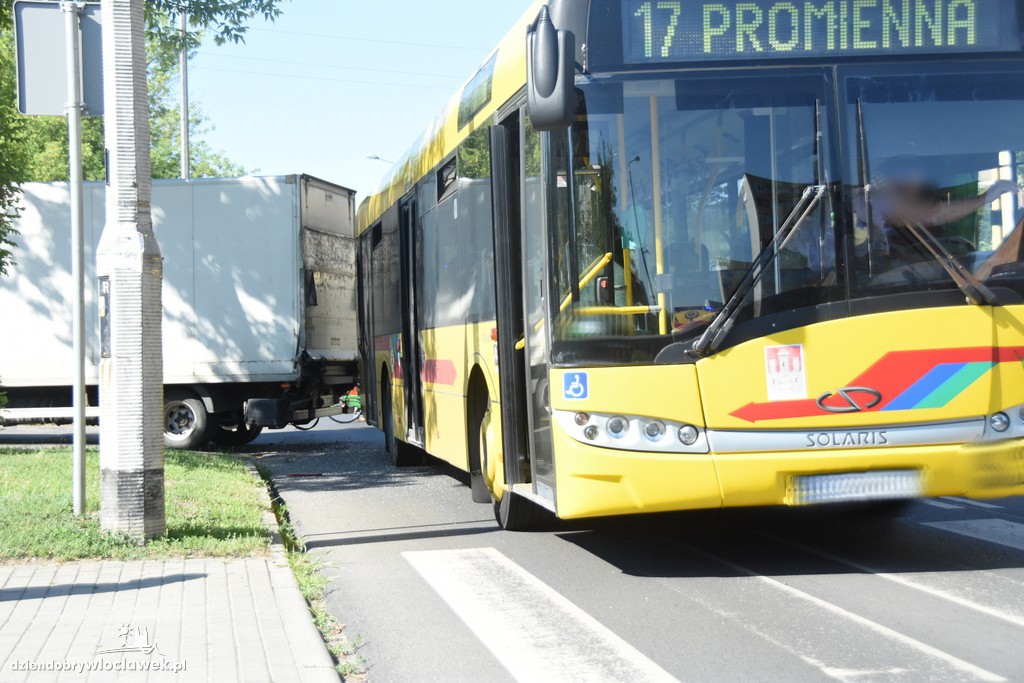 Kolizja autobusu MPK i auta dostawczego