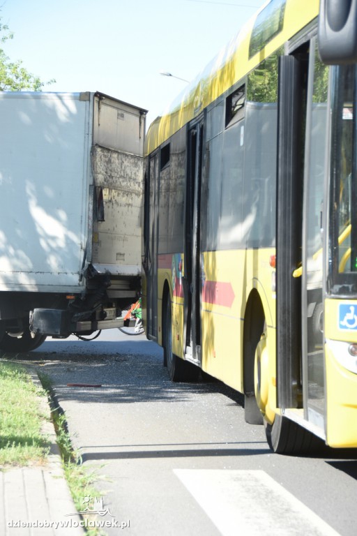 Kolizja autobusu MPK i auta dostawczego