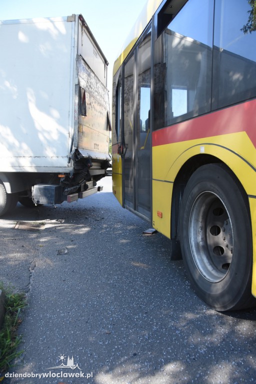 Kolizja autobusu MPK i auta dostawczego
