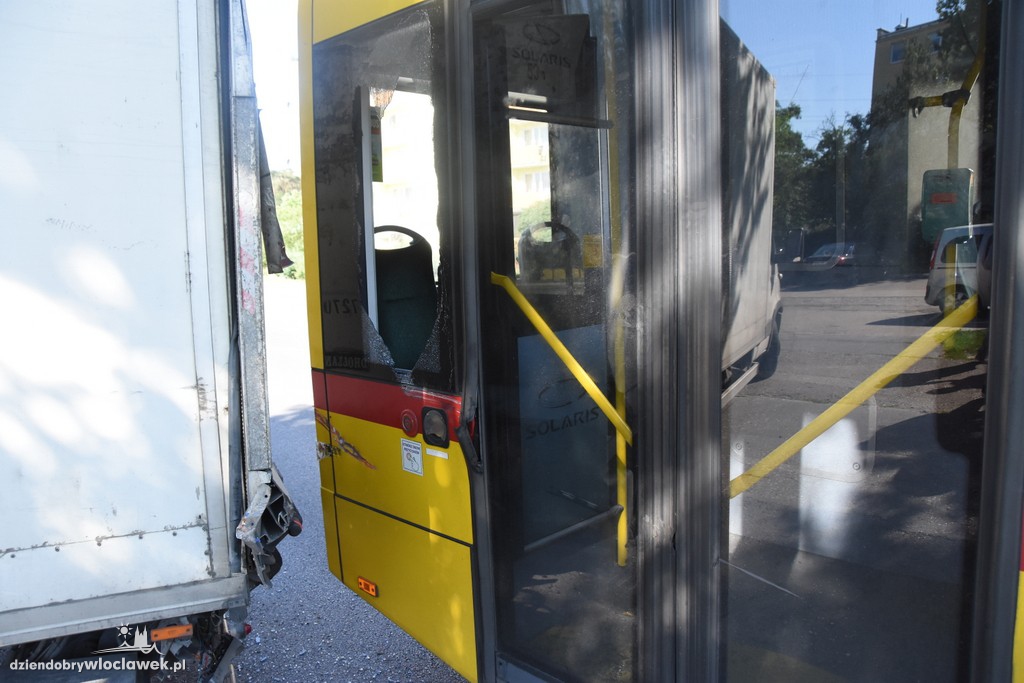 Kolizja autobusu MPK i auta dostawczego
