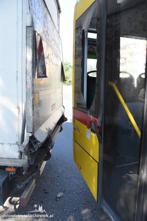 Kolizja autobusu MPK i auta dostawczego