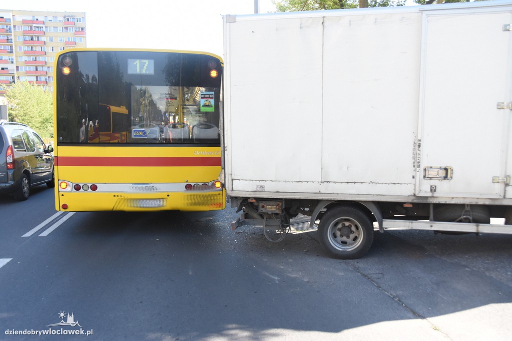 Kolizja autobusu MPK i auta dostawczego