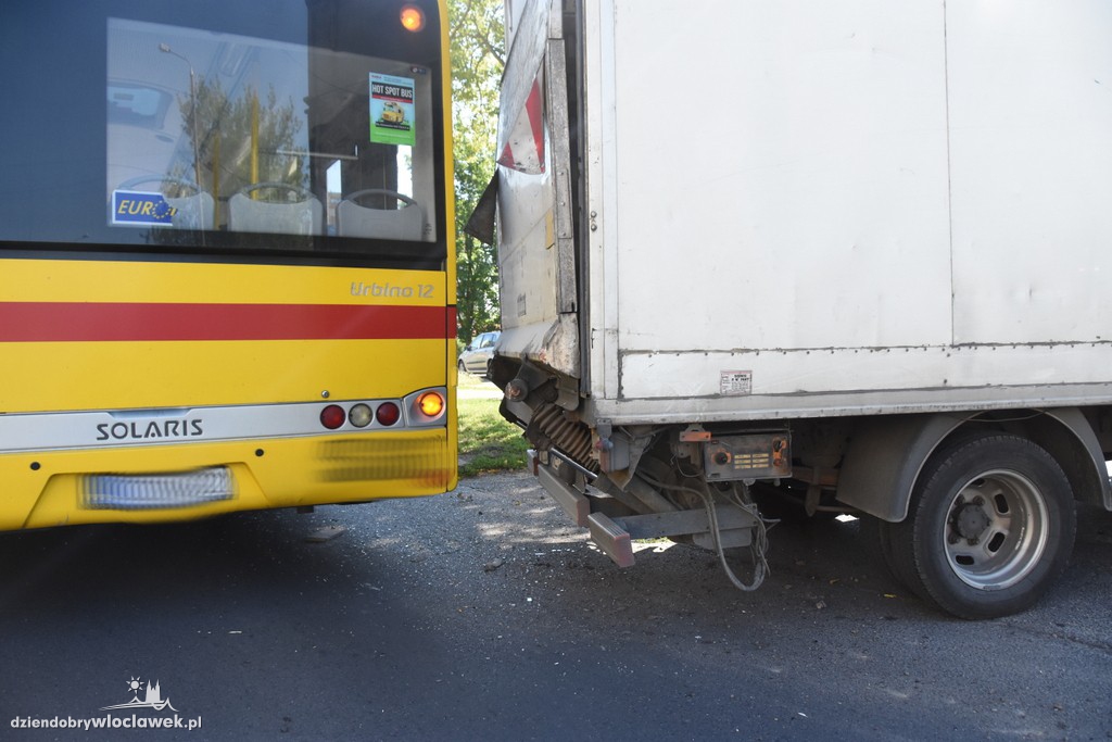 Kolizja autobusu MPK i auta dostawczego