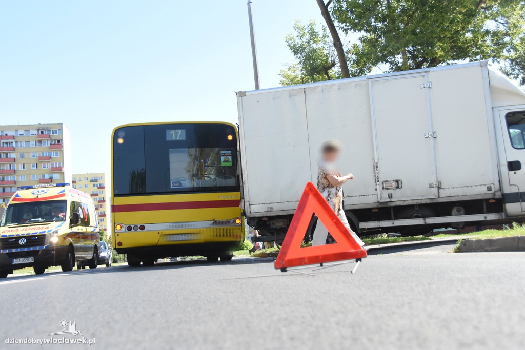 Kolizja autobusu MPK i auta dostawczego