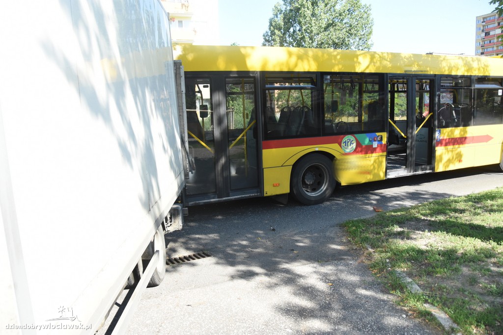 Kolizja autobusu MPK i auta dostawczego