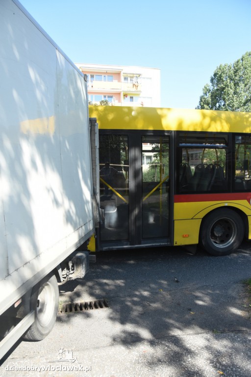 Kolizja autobusu MPK i auta dostawczego