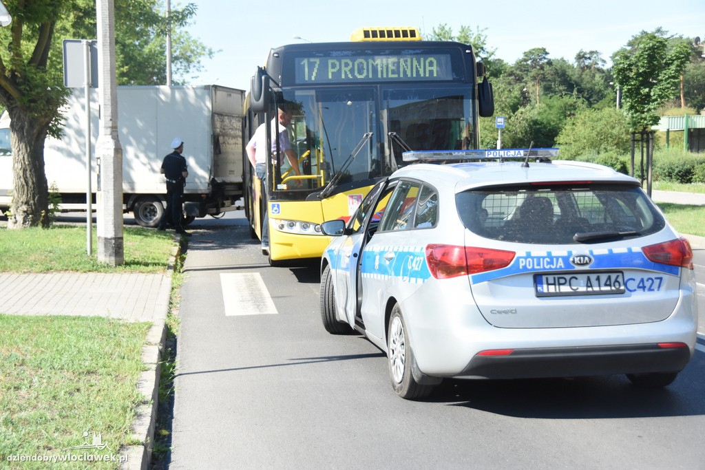 Kolizja autobusu MPK i auta dostawczego