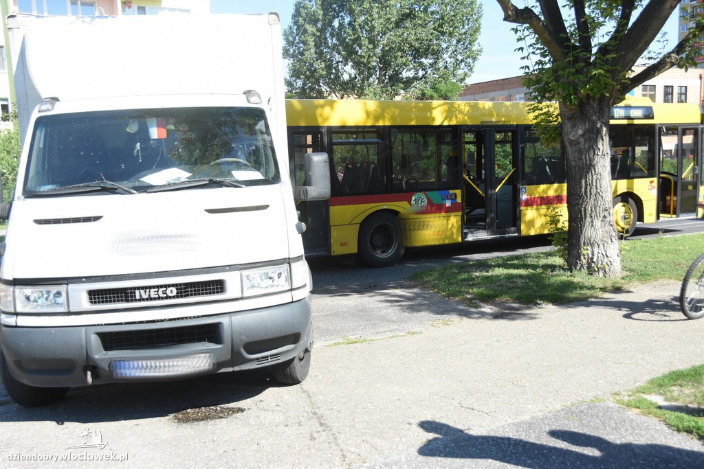 Kolizja autobusu MPK i auta dostawczego