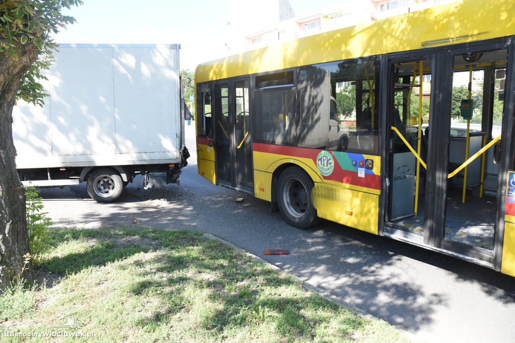 Kolizja autobusu MPK i auta dostawczego